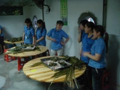 巧媳婦、新酷男，老節日，新過法！--記端午節DIY包粽子比賽